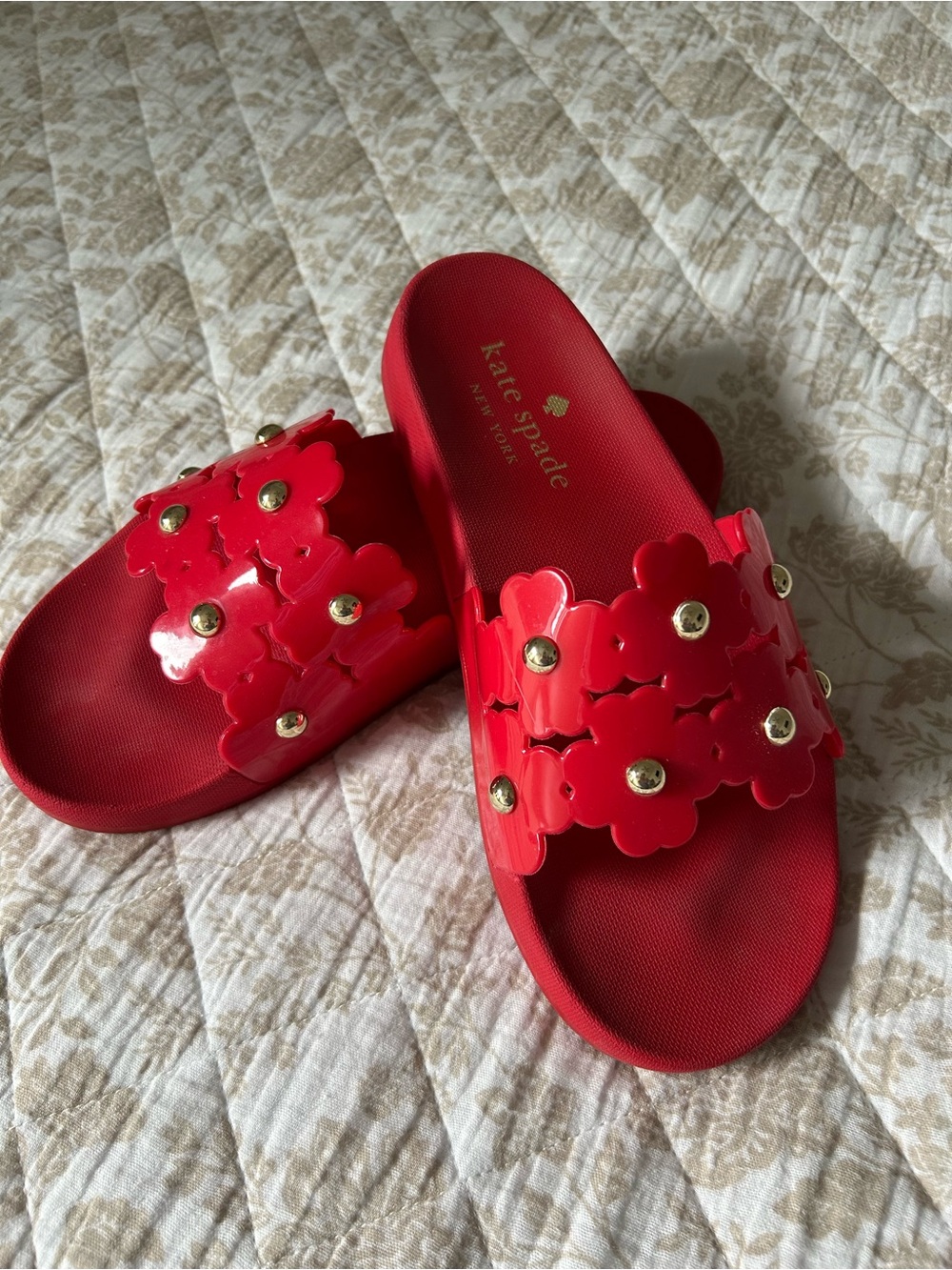 KATE SPADE New York Red Floral Slide Vinyl Slide Sandals 8M Gently Worn..So Cute